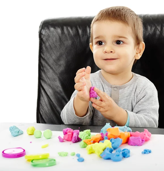 Mały chłopiec gra z plasteliny — Zdjęcie stockowe