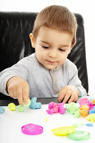 Bambino che gioca con la plastilina — Foto Stock