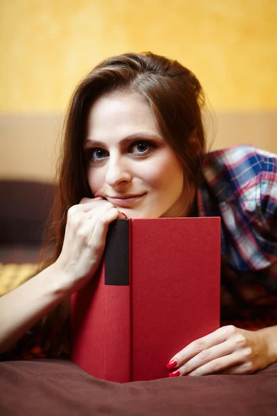 若い女性がベッドで本を読んで — ストック写真