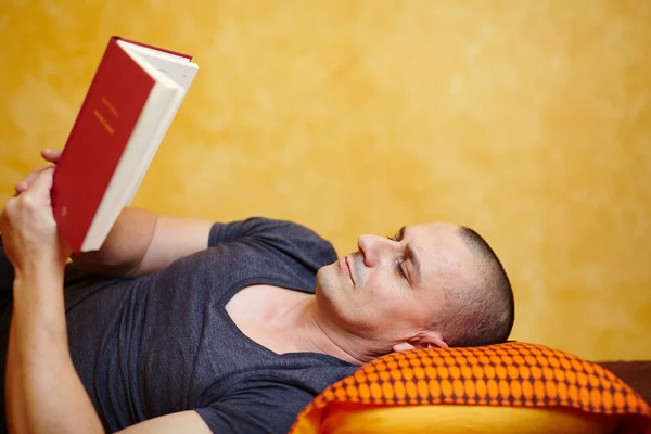 Casual man reading a book — Stock Photo, Image