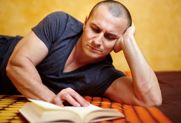 Homem Casual Lendo um Livro — Fotografia de Stock