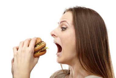 Hamburger yiyen kadın