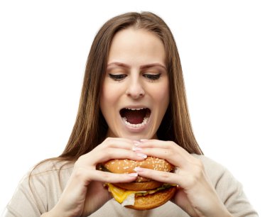 Hamburger yiyen kadın