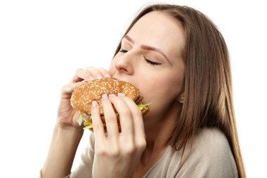 Hamburger yiyen kadın