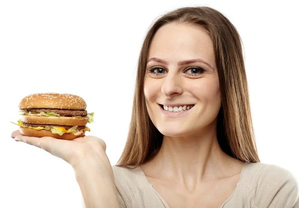 Aantrekkelijk meisje met hamburger — Stockfoto