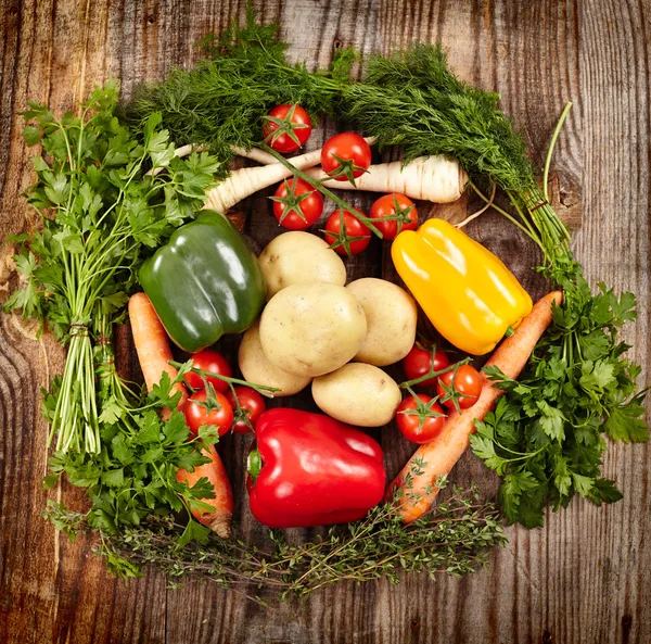 Vegetables and herbs nest arrangement — Stock Photo, Image