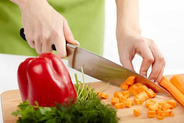 Jovem senhora cortando legumes — Fotografia de Stock