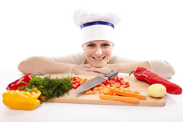 Юная леди-повар с нарезанными овощами — стоковое фото