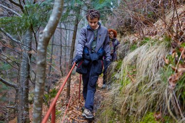 genç çocuk ve annesi hiking