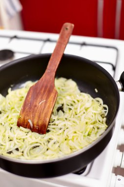 tavada soğan dilimlenmiş