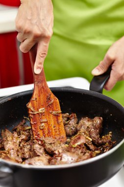 kızarmış tavuk karaciğer soğan ile hazırlama