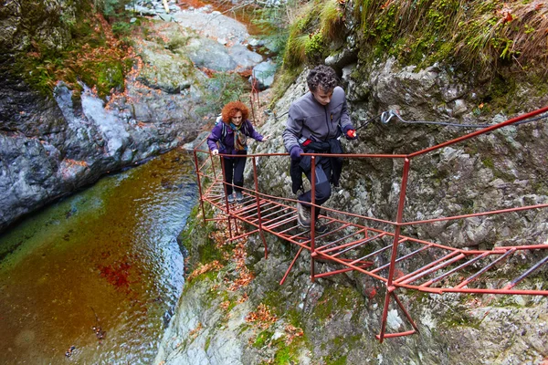 Dospívající chlapec a jeho matka, turistika — Stock fotografie