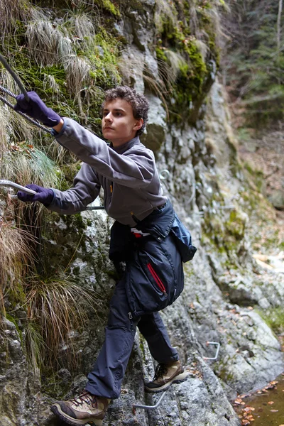 Adolescent garçon escalade — Photo