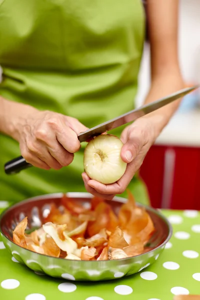 Vrouw peeling uien — Stockfoto