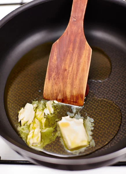 Fonte du beurre dans la casserole — Photo