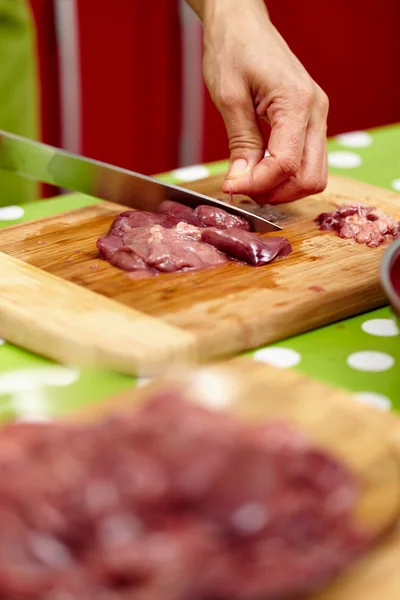 Slicing chicken liver — Stock Photo, Image