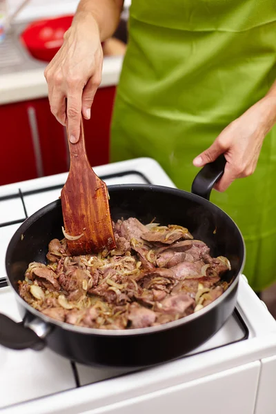 Voorbereiding van gebakken kippenlever met uien — Stockfoto