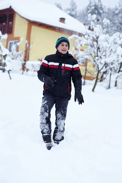 Glücklicher Teenager im Schnee — Stockfoto