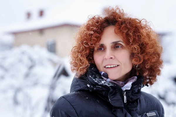 Kızıl saçlı kadın, kış portresi — Stok fotoğraf