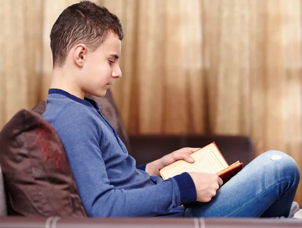 Adolescent lisant un livre — Photo