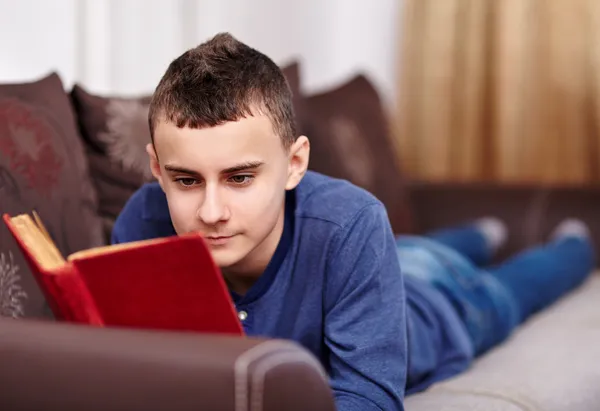 Adolescente lendo um livro — Fotografia de Stock