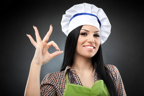 Mulher hispânica cozinheiro fazendo sinal ok — Fotografia de Stock