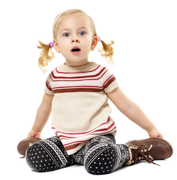 Muchacha del niño sentado en el suelo y expresando sorpresa — Stock fotografie