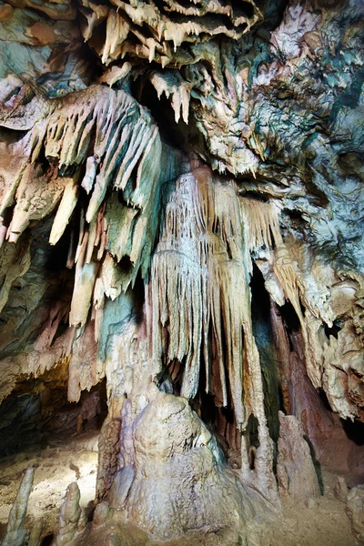 Närbild av stalaktiter och stalagmiter — Stockfoto