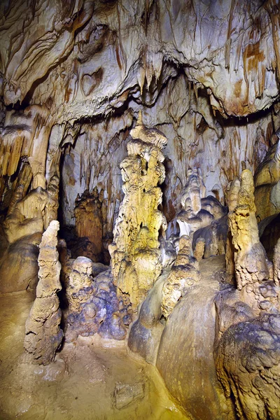 Primo piano delle stalagmiti e delle stalattiti — Foto Stock