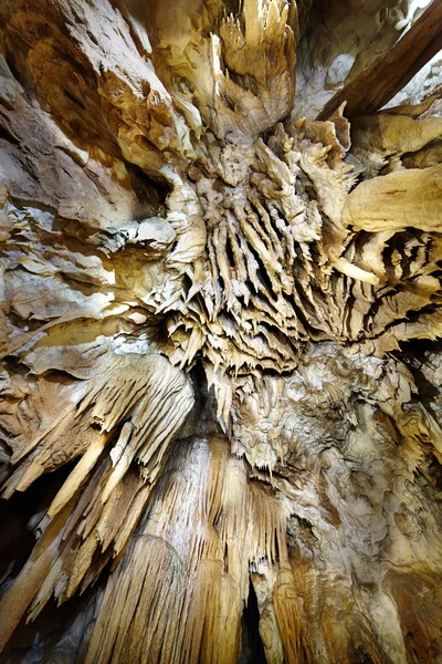Zbliżenie stalaktyty i stalagmity — Zdjęcie stockowe