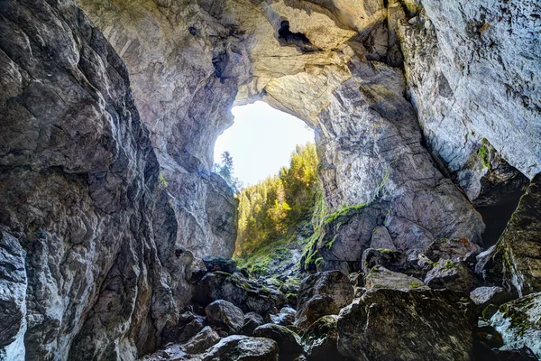 Cetatile Ponorului caverna de montanhas Apuseni — Fotografia de Stock