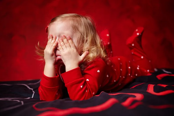 Ragazza assonnata bambino strofinando gli occhi — Foto Stock