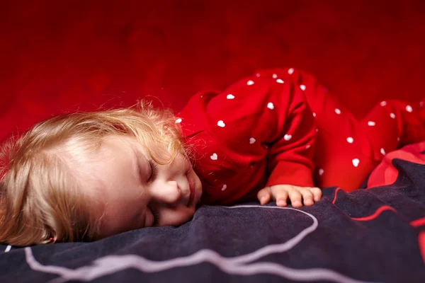 Kisgyermek lány öltözött neki pizsama, alvás — Stock Fotó