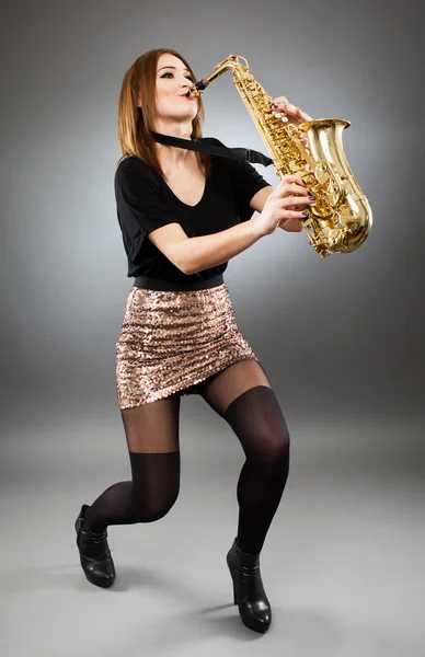 Young lady playing the saxophone — Stock Photo, Image