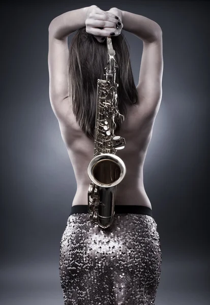 Jovem com saxofone — Fotografia de Stock