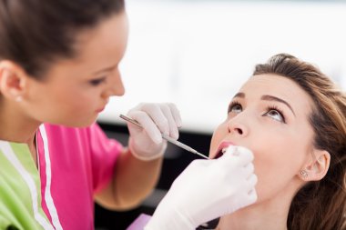 kadın dişçi onun hastanın dişleri kontrol