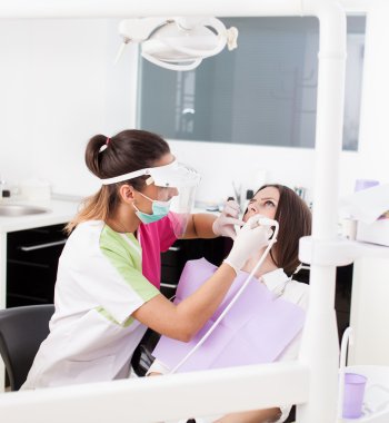 kadın dişçi delici ile çalışma