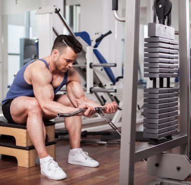 atletik erkek spor ağır ağırlık yukarı çekerek