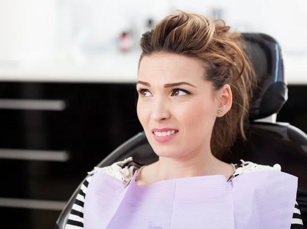 Paciente mujer preocupada esperando a ser revisada en el dentista —  Fotos de Stock