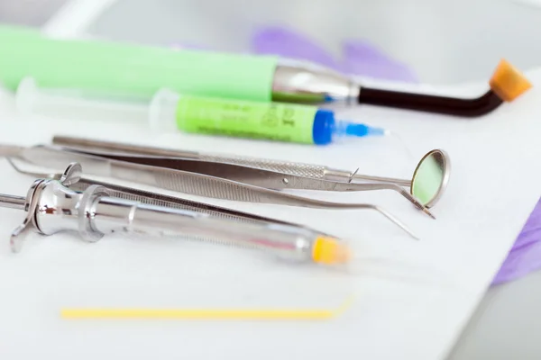 Стоматологические инструменты в стоматологической клинике — стоковое фото