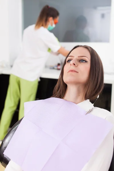 Paziente donna dal dentista in attesa di essere controllato — Foto Stock