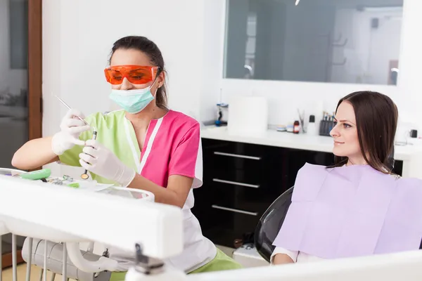 Donna dentista e paziente in una clinica dentale — Foto Stock