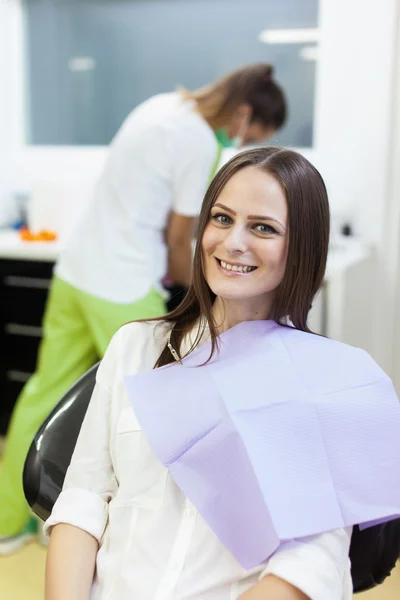 Paciente mulher no dentista esperando para ser verificado — Fotografia de Stock