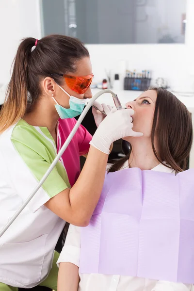 Donna dentista che lavora con il trapano — Foto Stock