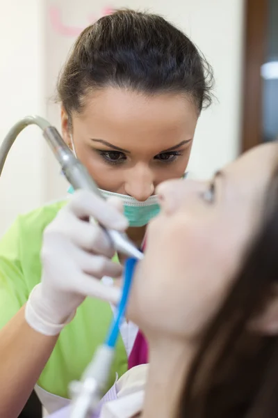 Mulher dentista focada em seu trabalho — Fotografia de Stock