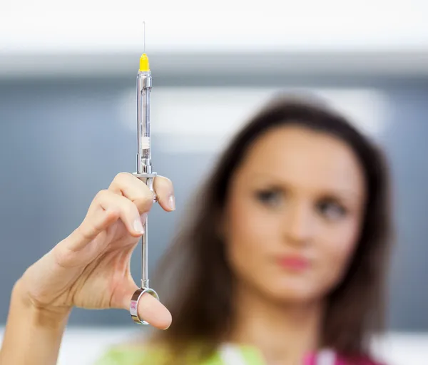 Mujer doctora sosteniendo una jeringa — Foto de Stock