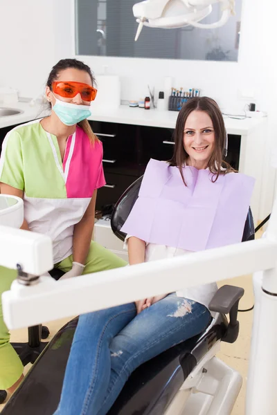 Vrouw tandarts en patiënt in een tandheelkundige kliniek Stockfoto