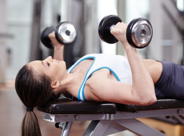 kadın çalışma triceps ve göğüs dumbell ile