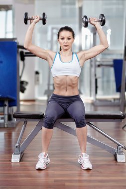 kadın çalışma omuz dumbbells ile