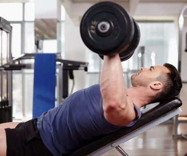 Göğüs egzersiz bench press üzerinde